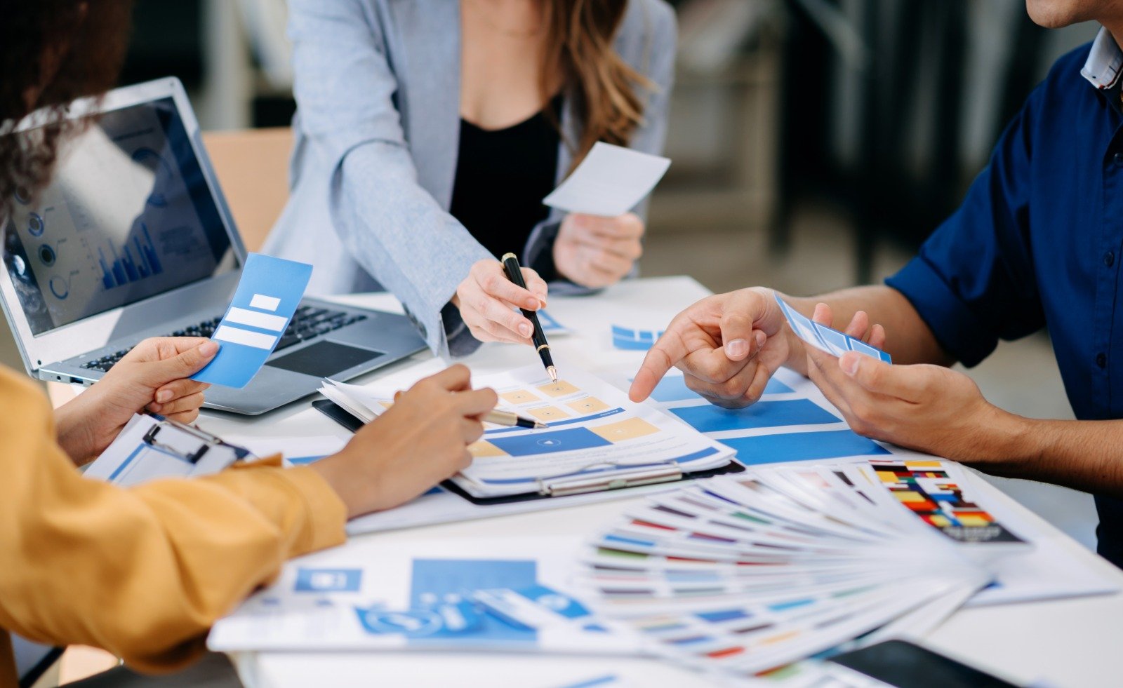 Riunione di analisi dei risultati di marketing con report e grafici