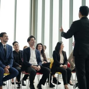 Docente durante un corso di formazione in marketing digitale davanti al pubblico