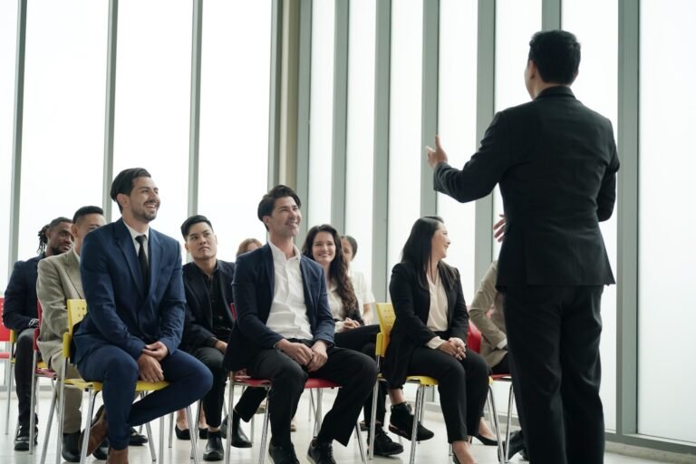 Docente durante un corso di formazione in marketing digitale davanti al pubblico