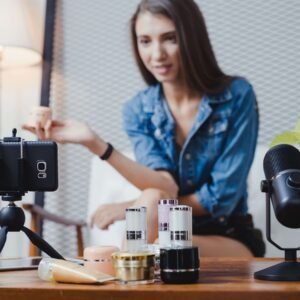 Acquista servizi 4 Gestione social media: content creator che registra un video prodotto