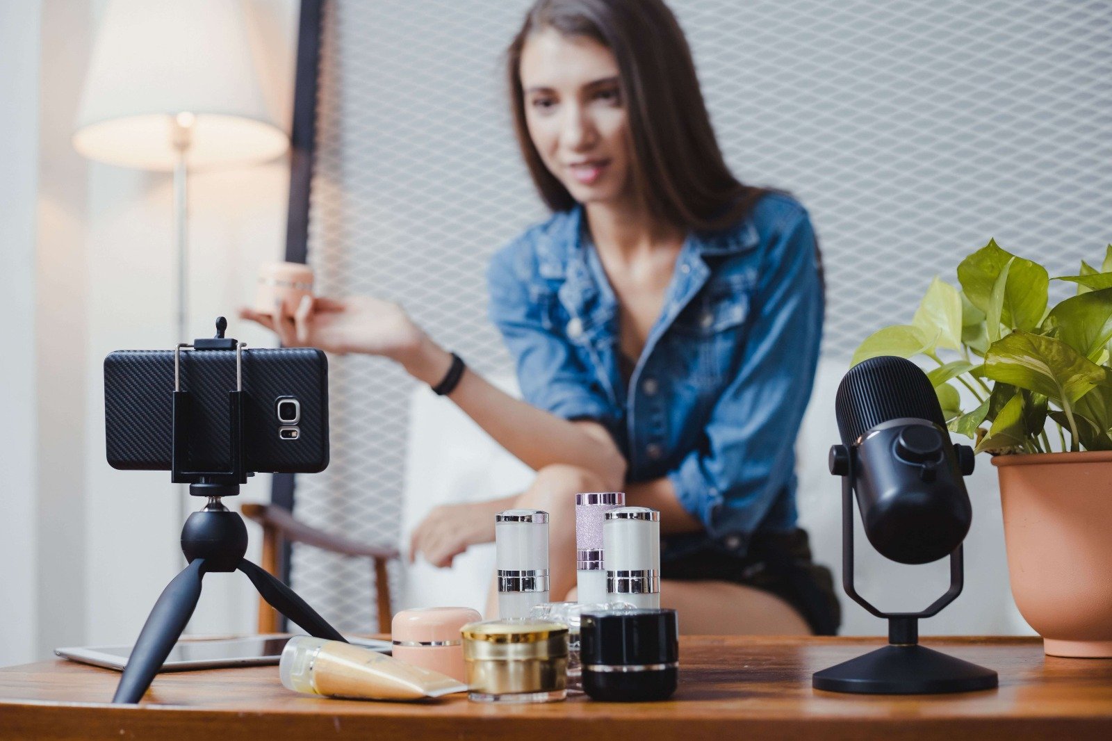 Pacchetto gestione social media – 1 mese 1 Gestione social media: content creator che registra un video prodotto