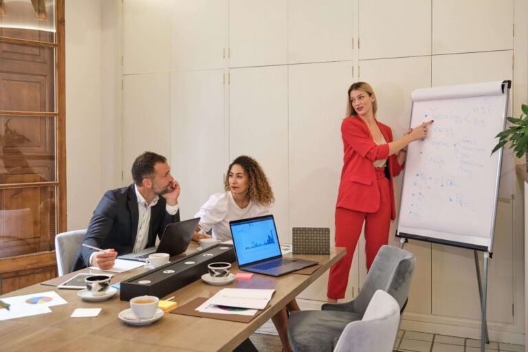 Formazione marketing digitale per team aziendali con una formatrice