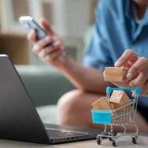 Acquista servizi 2 E-commerce Shopify: titolare che gestisce gli ordini del suo negozio online