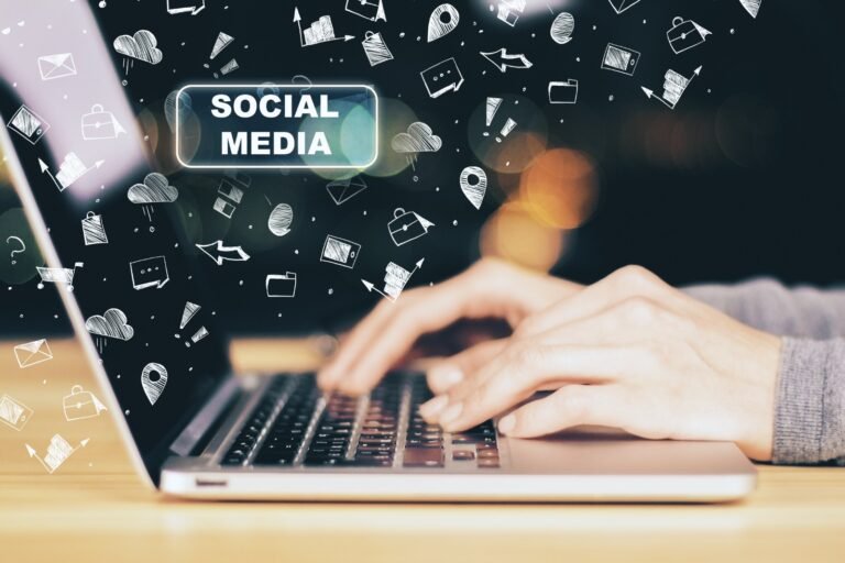 Gestione social media per aziende: pianificazione dei contenuti da computer