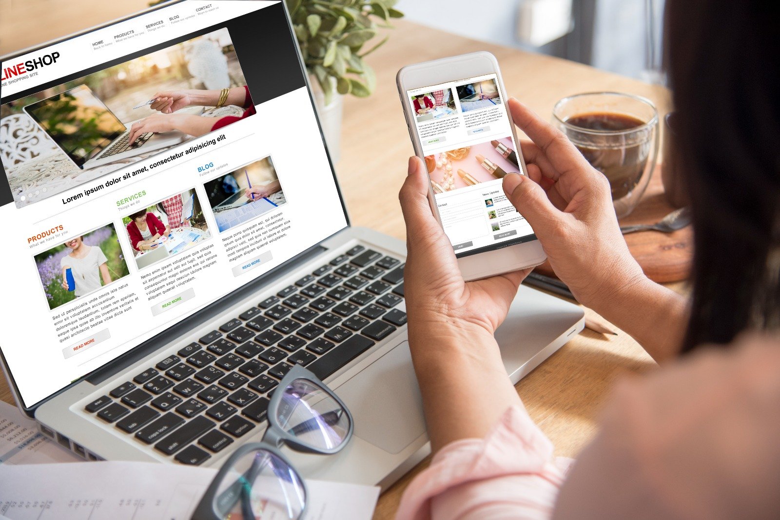 Sito web professionale WordPress 1 Realizzazione siti web responsive: sito aziendale visualizzato su laptop e smartphone