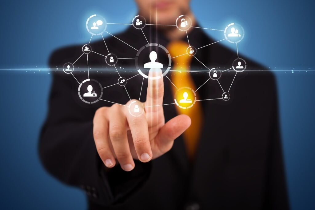 Lead generation B2B: cos’è, come funziona e quali strategie usare nel 2026 1 Lead generation B2B: team commerciale che analizza i contatti di aziende potenziali clienti