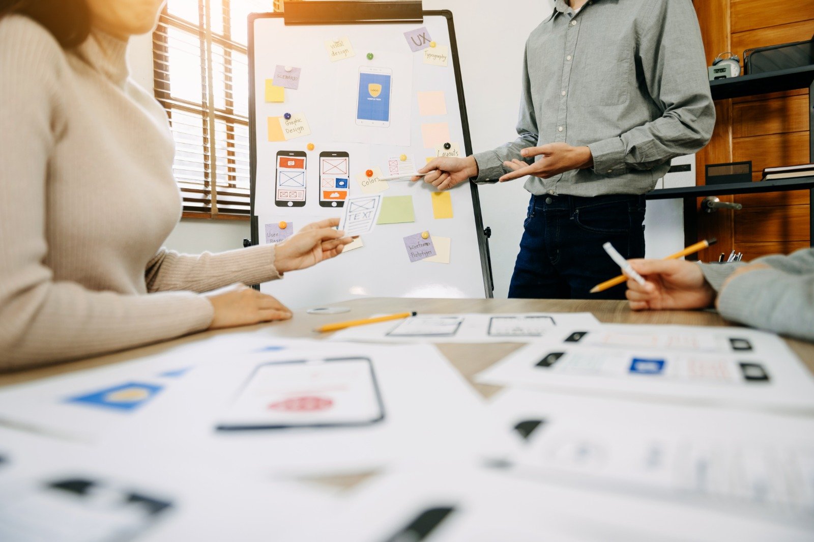 Team di Marketing Idea al lavoro sulla strategia di marketing digitale con wireframe e post-it