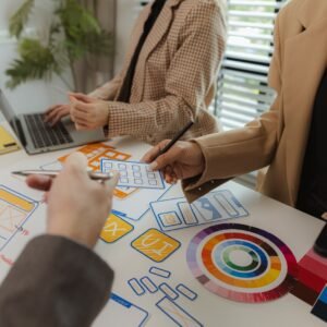 Web designer al lavoro su wireframe e palette colori per la realizzazione di un sito web